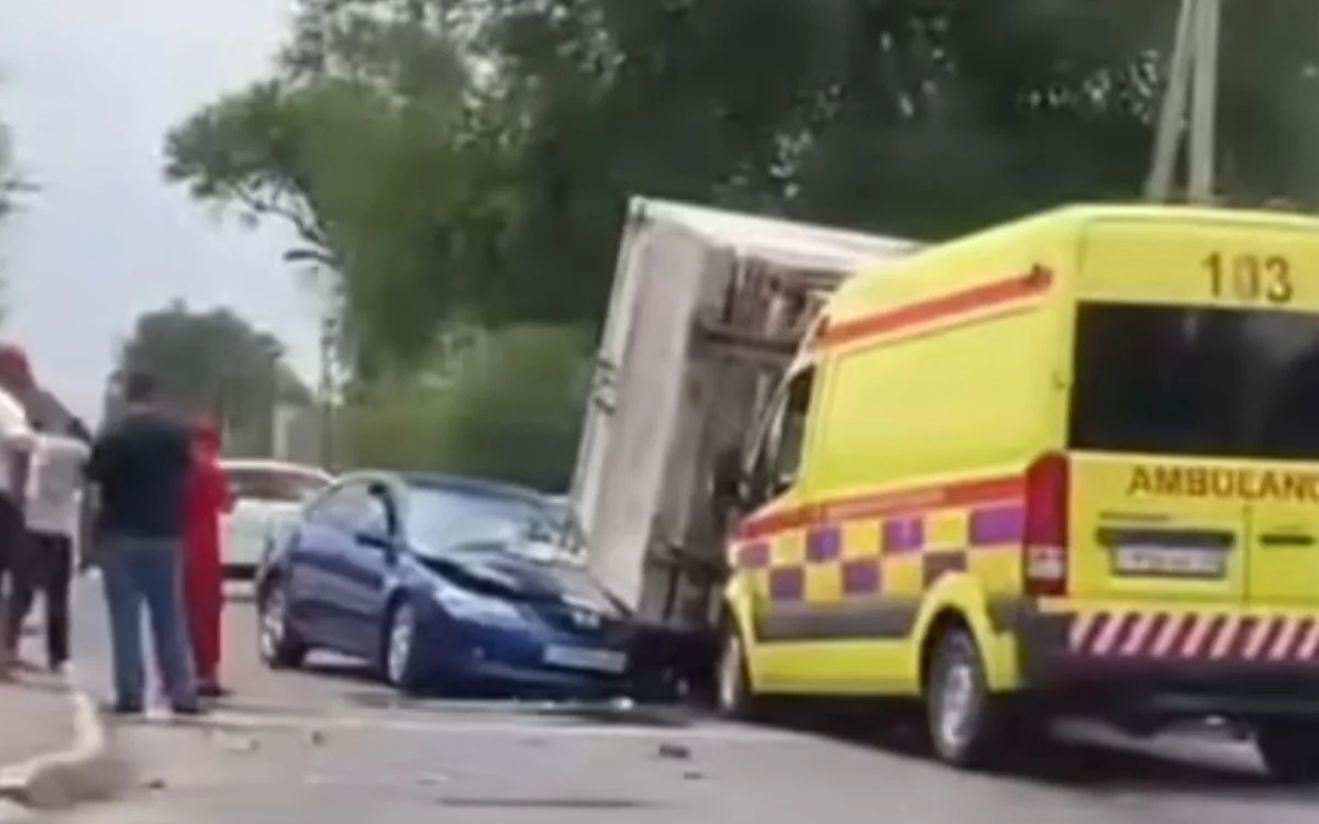 تالدىقورعاندا جەدەل جاردەم كولىگىنىڭ قاتىسۋىمەن ءىرى جول اپاتى بولدى