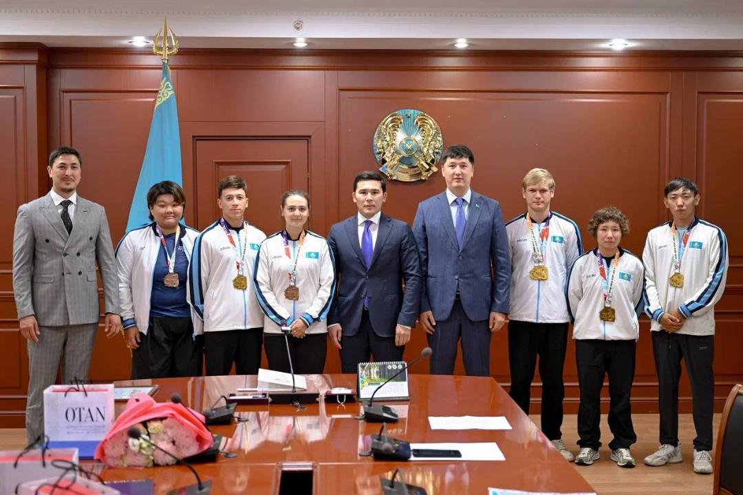 ەربول مىرزابوسىنوۆ ۇلتتىق قۇراما سپورتشىلارىن ماراپاتتادى