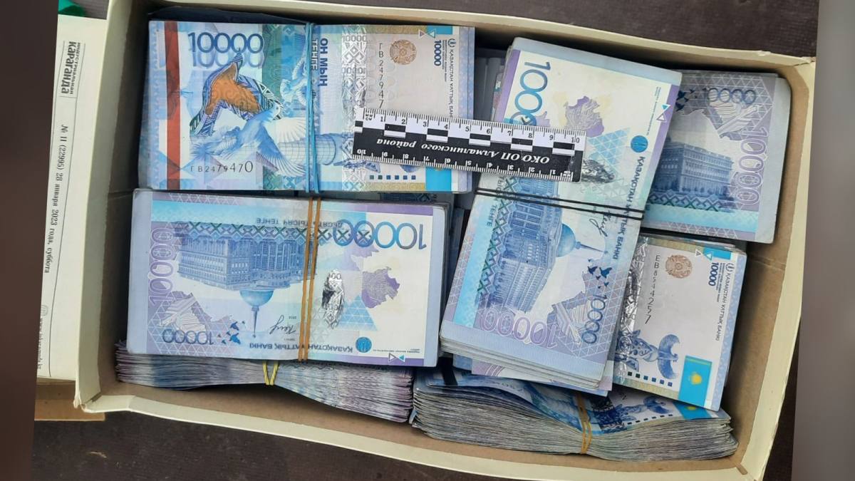 ەكى شەتەلدىك زەينەتكەردى الداپ, قوماقتى قارجىسىن يەمدەنگەن