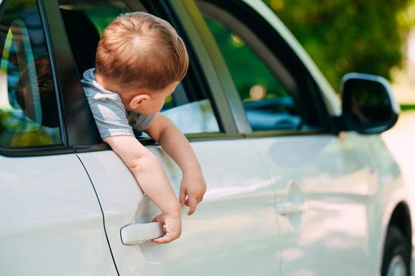 بالاباقشا بالالارى مىنگەن كولىك اۆتوبۋسقا سوقتىعىسقان