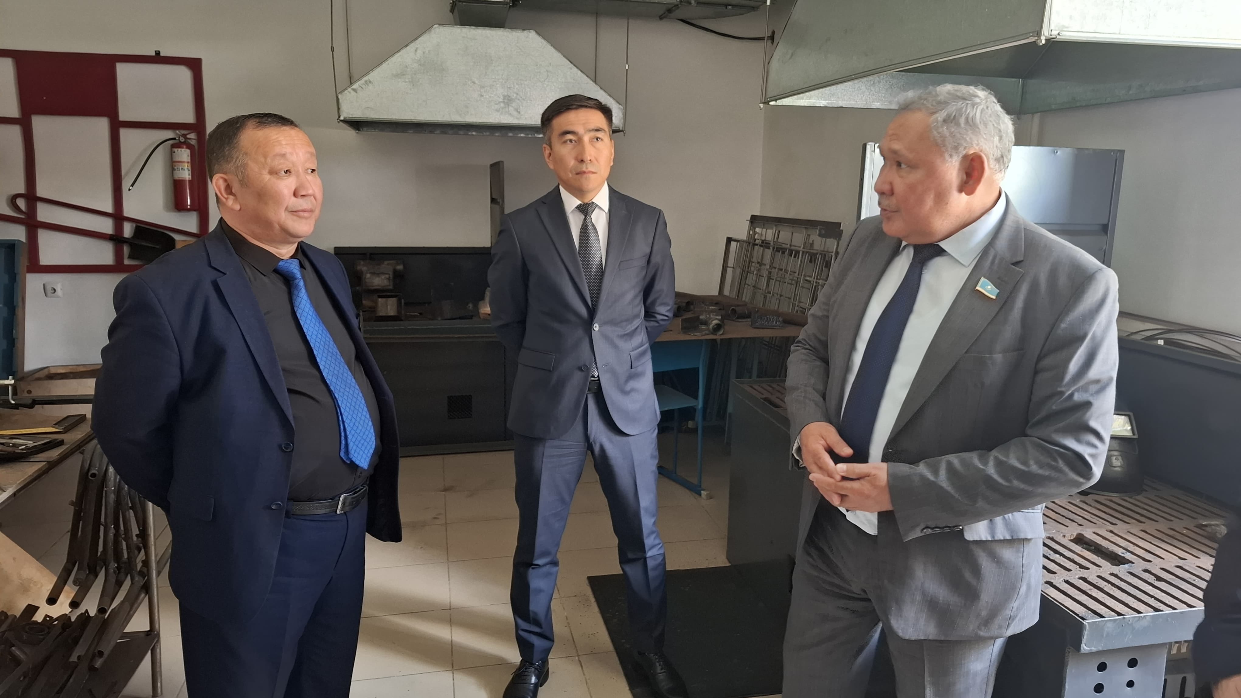 سەناتورلار جۇرتشىلىقپەن كەزدەستى