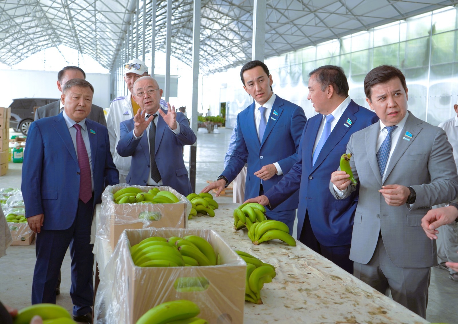 دەپۋتاتتار تۇركىستان وبلىسىنىڭ شارۋالارىمەن جۇزدەستى