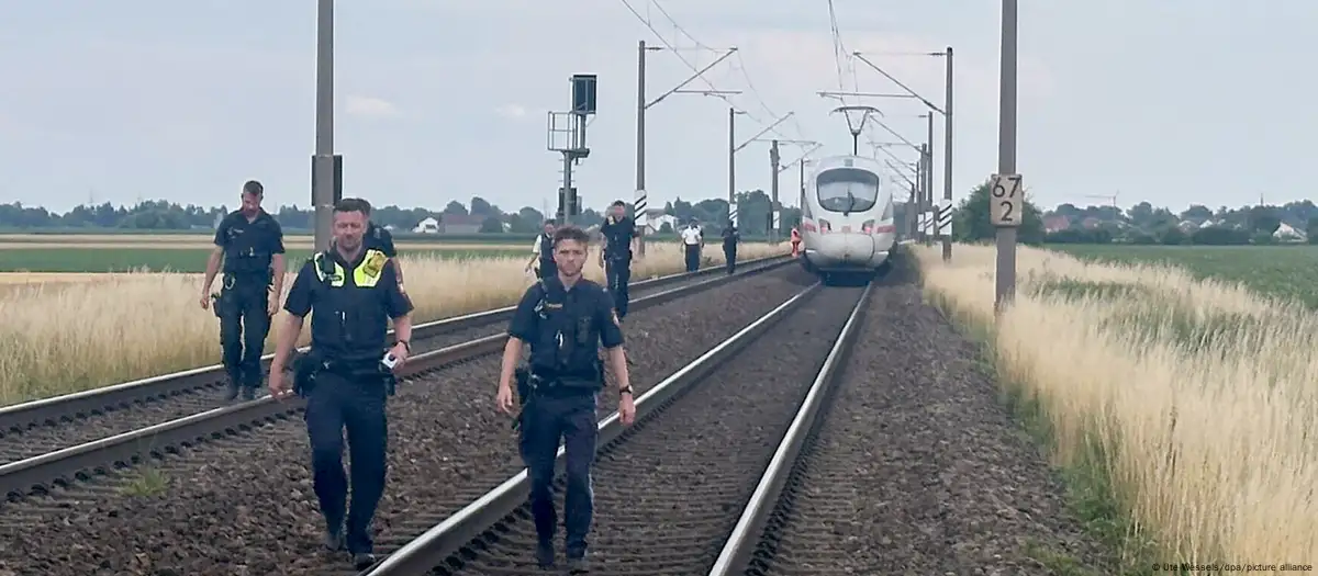 ەر ادام پويىز جولاۋشىلارىنا بالعامەن شابۋىل جاساعان