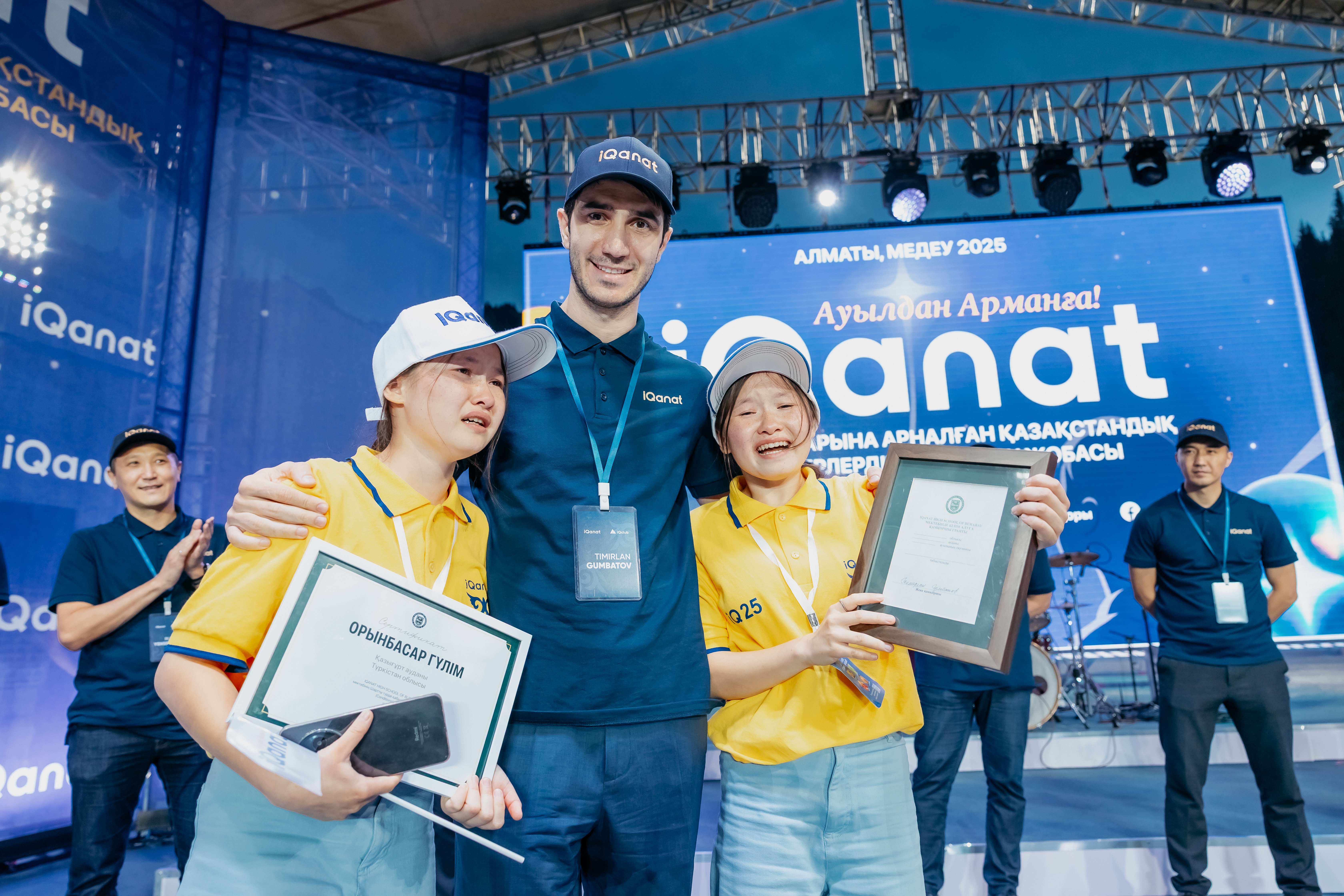 كاسىپكەر ەگىز قىزداردىڭ جۇبىن جازباي, ارمان مەكتەبىنە بىرگە وقۋعا تۇسۋگە كومەكتەستى