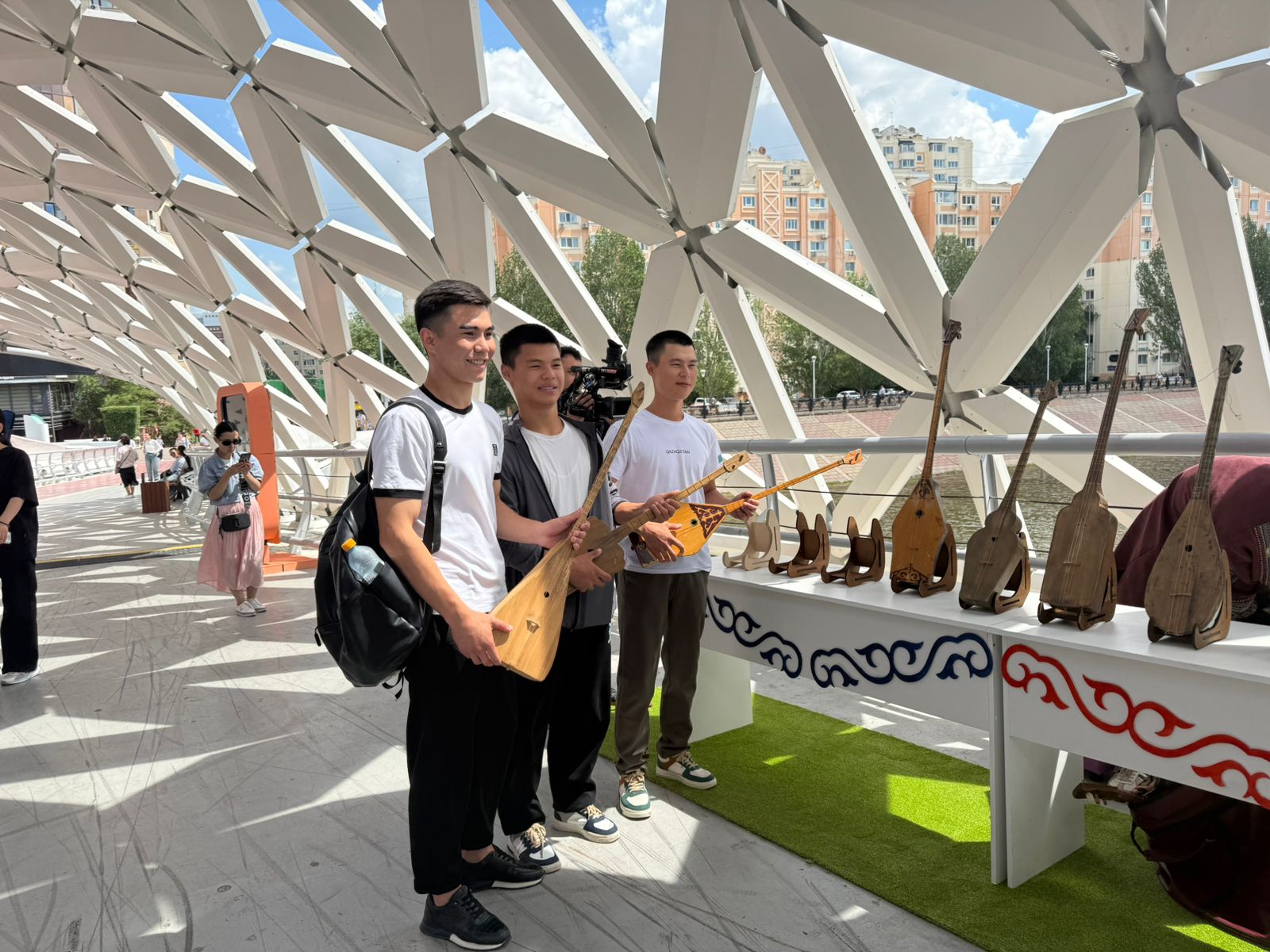 ۇلتتىق دومبىرا كۇنى: استانادا وتكەن بىرەگەي مادەني شاراعا 20 000-نان استام قوناق جينالدى