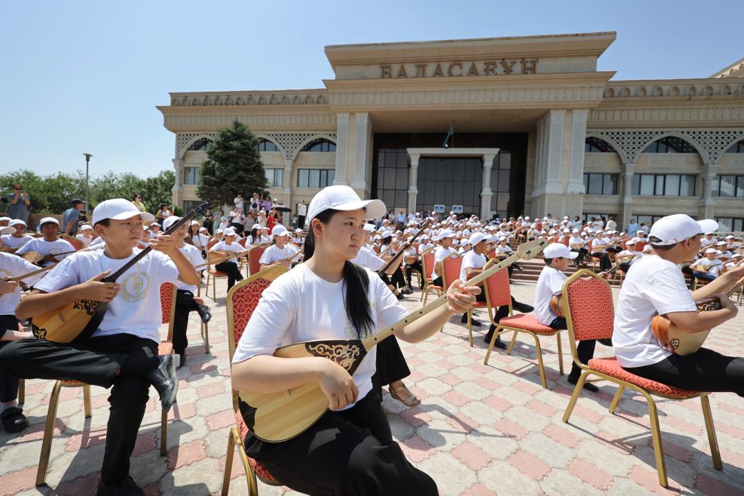 200 وقۋشى «ەركە سىلقىم» كۇيىن تارتتى