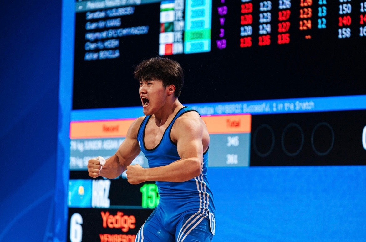 قازاقستاندىق اۋىر اتلەتتەر ازيا چەمپيوناتىندا التىننان القا تاقتى