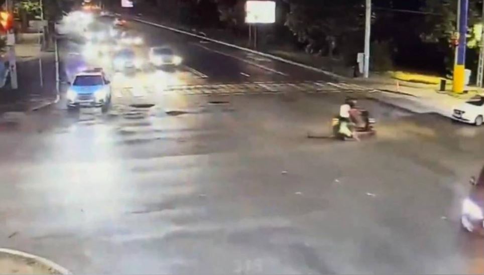 موپەد جۇرگىزۋشىسى پوليتسەيدى قاعىپ, قاشىپ كەتپەك بولعان