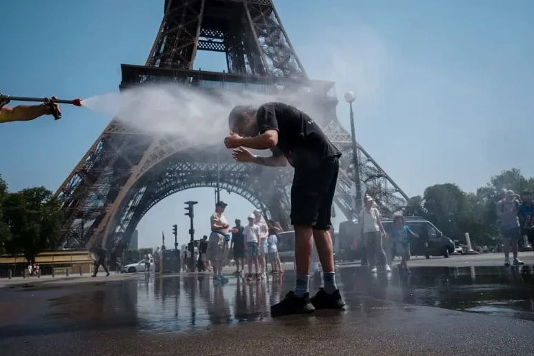 اپتاپ ىستىقتان ەكى مىڭنان اسا ادام قايتىس بولدى