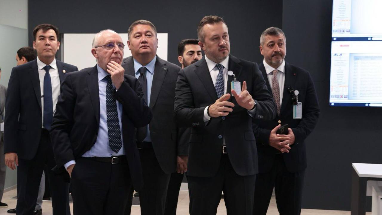 الماتى اۋەجايىنىڭ پرەزيدەنتى گوكەر كوسە ICAO باسشىسى سالۆاتورە شاككيتانومەن كەزدەستى