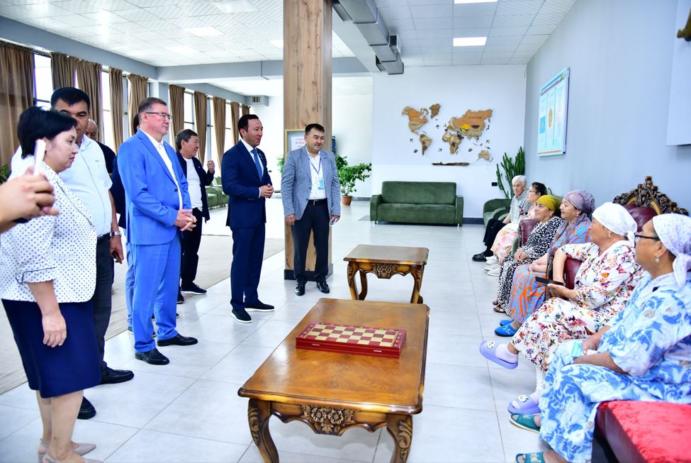 دەپۋتات شىمكەنتتەگى قاريالارعا ارنالعان ورتالىقتىڭ جۇمىسىمەن تانىستى