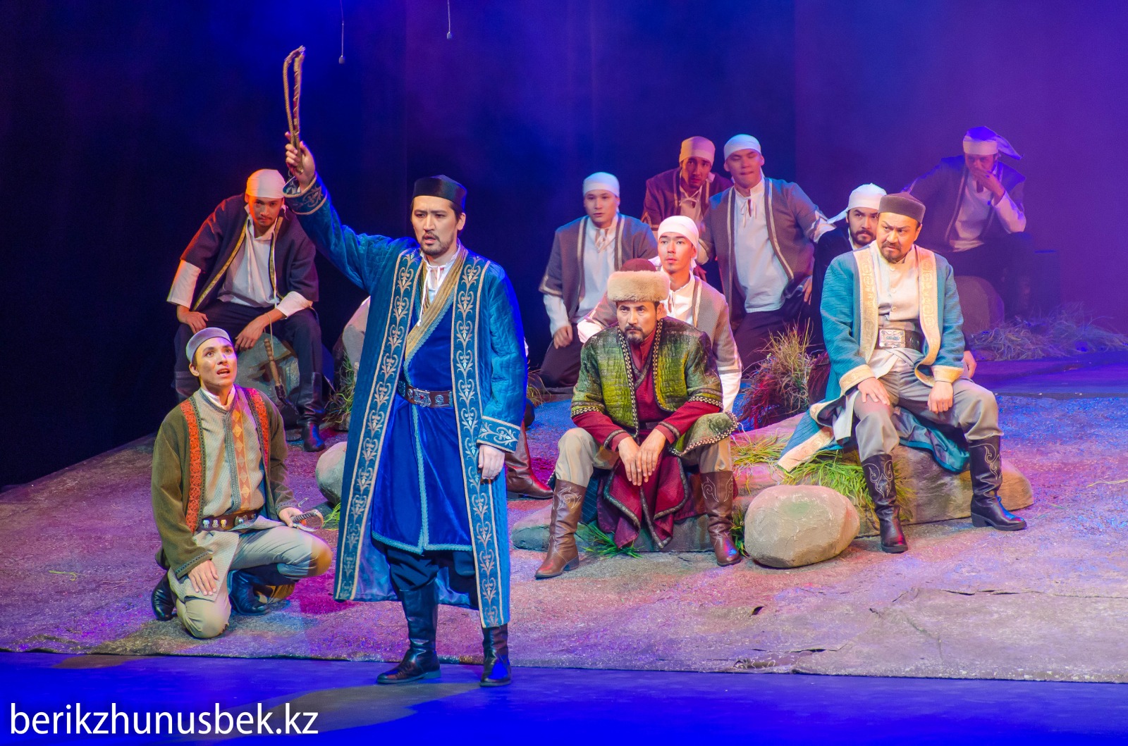 «اباي» تەاتر ماۋسىمىن اياقتادى