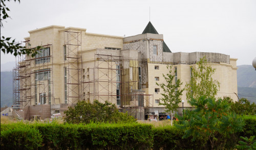 الماتى وبلىسىندا ەسىك مۋزەيى ماڭىنداعى ۆيزيت-ورتالىق قۇرىلىسى توقتاپ تۇر