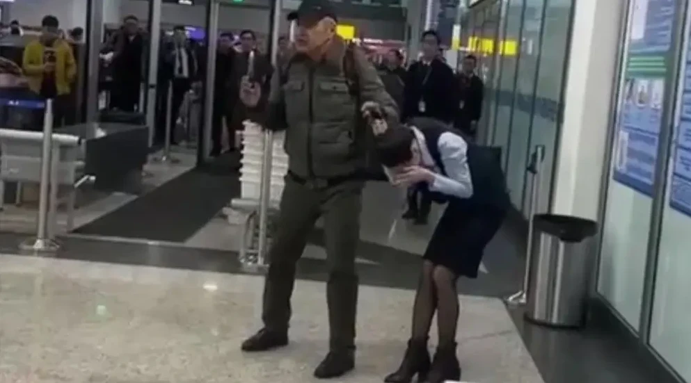 اۋەجاي قىزمەتكەرىن كەپىلگە العان ەر ادام كىناسىن مويىندادى