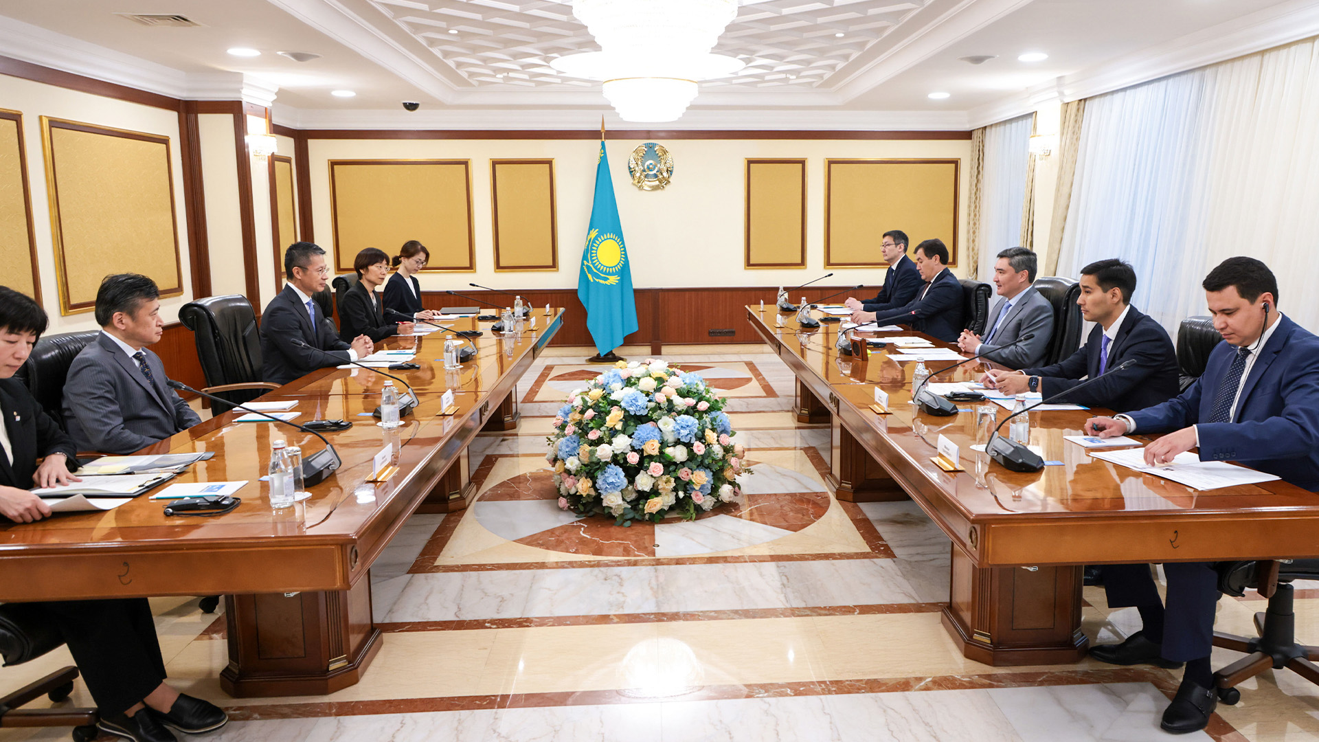 پرەمەر-مينيستر جاپون گۋبەرناتورىمەن كەزدەستى