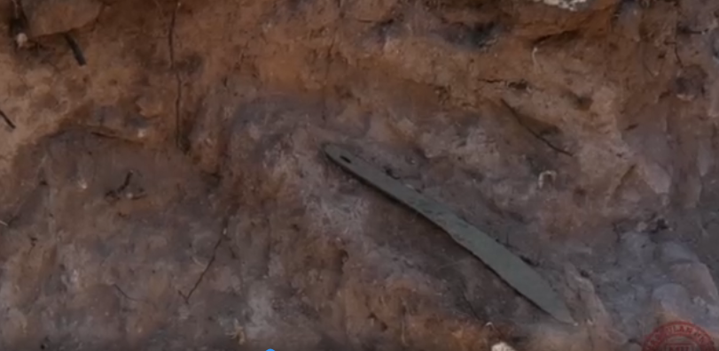 Cاق داۋىرىنە تيەسىلى سيرەك كەزدەسەتىن ەكى قولا پىشاق تابىلدى