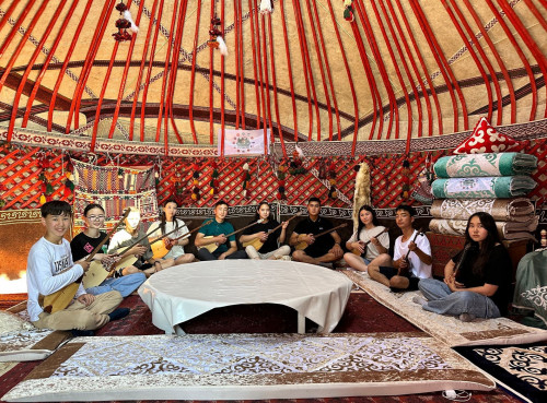 ۇرپاققا جول اشقان «Jas Qazaq»