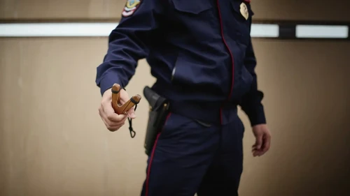 قىزمەتكەرگە تاس اتقان باسشى جۇمىستان قۋىلدى