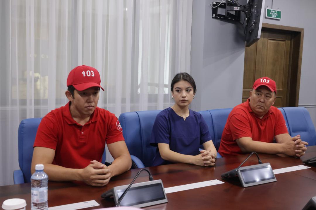 جەتىسۋدا جەدەل جاردەم قىزمەتكەرلەرى جەتى جاندى ورتتەن قۇتقارعان