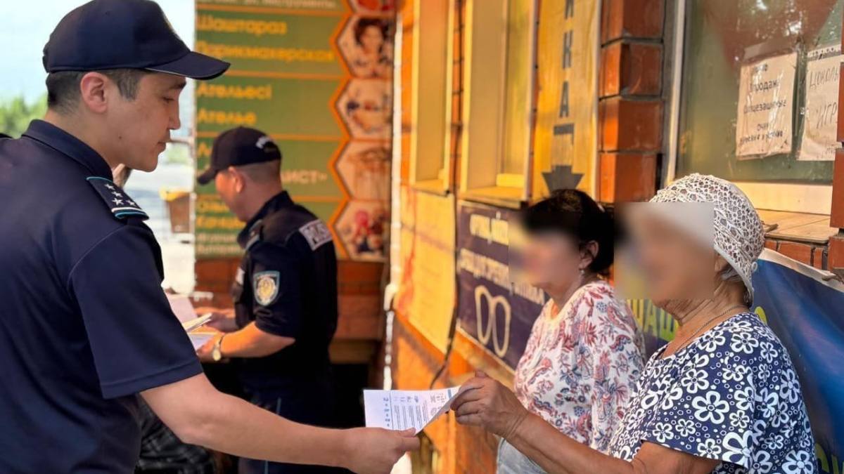 قوعامدىق ورىنداردا بەت-الپەتتى جاسىرۋعا نەگە تىيىم سالىنادى: پوليتسيا ءتۇسىندىرۋ جۇمىستارىن جۇرگىزۋدە