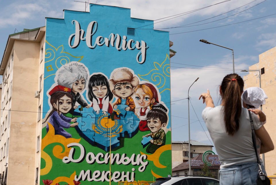 دوستىقتى دارىپتەگەن مۇرال سالىندى