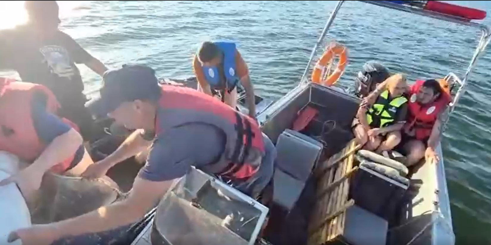 بۇقتىرمادا قۇتقارۋشىلار اۋدارىلعان قايىقتان ادامداردى ەۆاكۋاتسيالادى