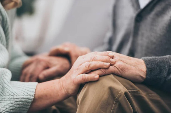 زەينەتكەرلەر مۇگەدەكتىگى بار جۇبايىنا جەكە كومەكشى بولا الادى