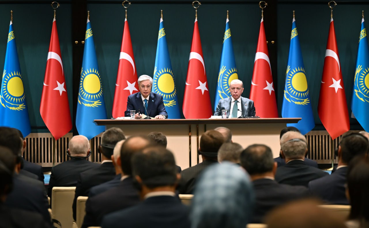 قاسىم-جومارت توقاەۆ پەن رەجەپ تايپ ەردوعان باق وكىلدەرى ءۇشىن بريفينگ وتكىزدى