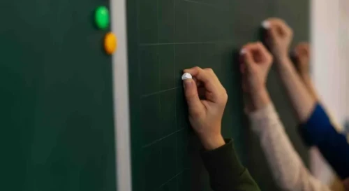 مەكتەپ تاقتاسى نەگە جاسىل ءتۇستى؟