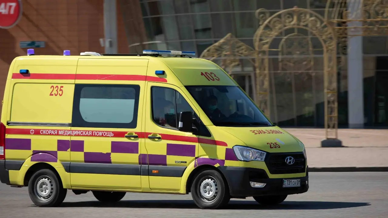 پاۆلودار تۇرعىنى بالالارىن بەسىنشى قاباتتان لاقتىرىپ, ارتىنان ءوزى سەكىرگەن