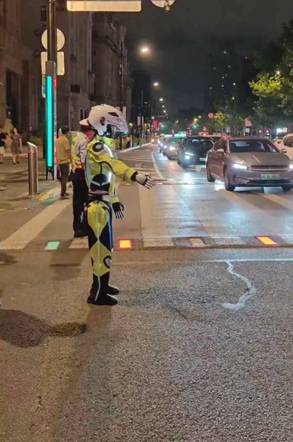 روبوت-ساقشى