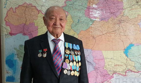 پرەزيدەنت قالتاي سامبەتوۆكە «قازاقستاننىڭ ەڭبەك ەرى» اتاعىن بەردى