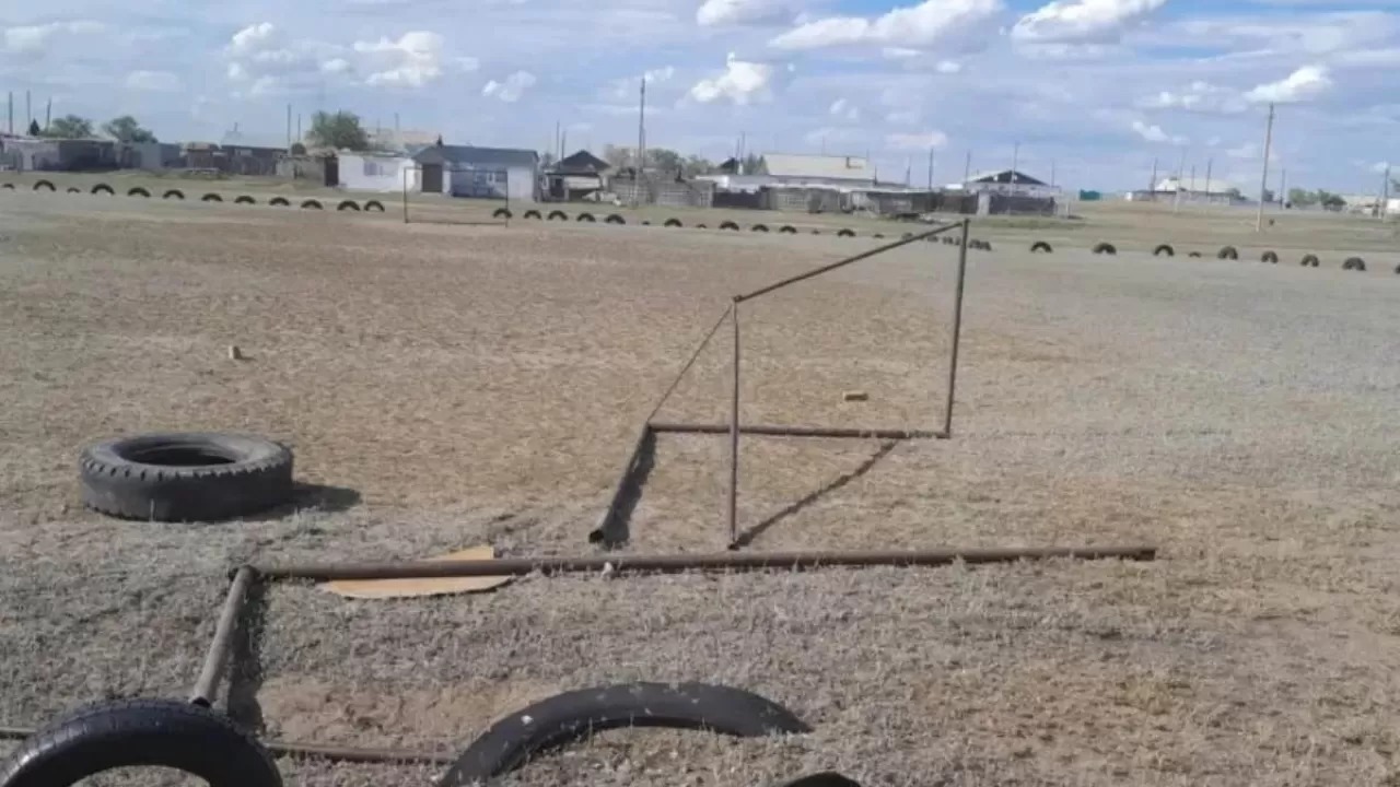 پاۆلودار وبلىسىندا 6 جاسار بالانىڭ ۇستىنە فۋتبول قاقپاسى قۇلادى