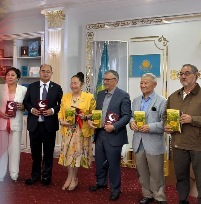 استانادا اباي تۋرالى جاڭا كىتاپتاردىڭ تۇساۋكەسەرى ءوتتى