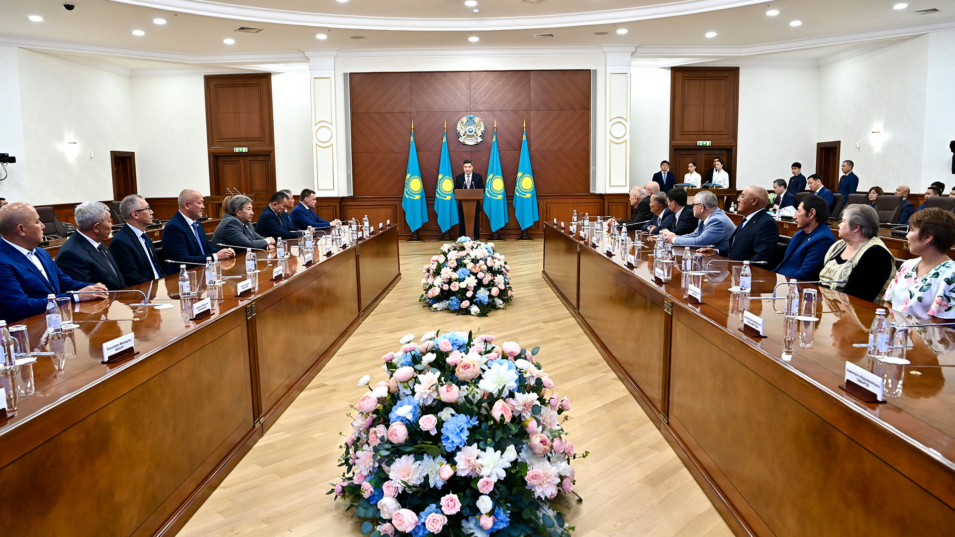 قۇرىلىسشىلارعا لايىقتى قۇرمەت