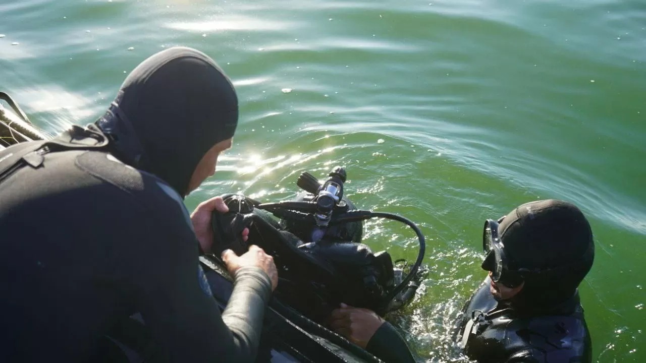 14 مەتر تەرەڭدىكتە تىكۇشاقتىڭ سىنىقتارى مەن ءبىر ادامنىڭ ءمايىتى انىقتالدى