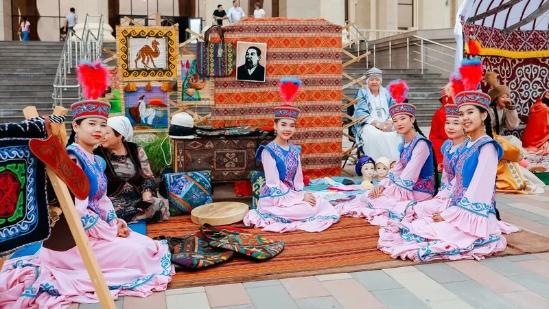 تۇركىستاندا ابايدىڭ 180 جىلدىعىنا وراي ەسكەرتكىشىنە گۇل شوقتارى قويىلدى