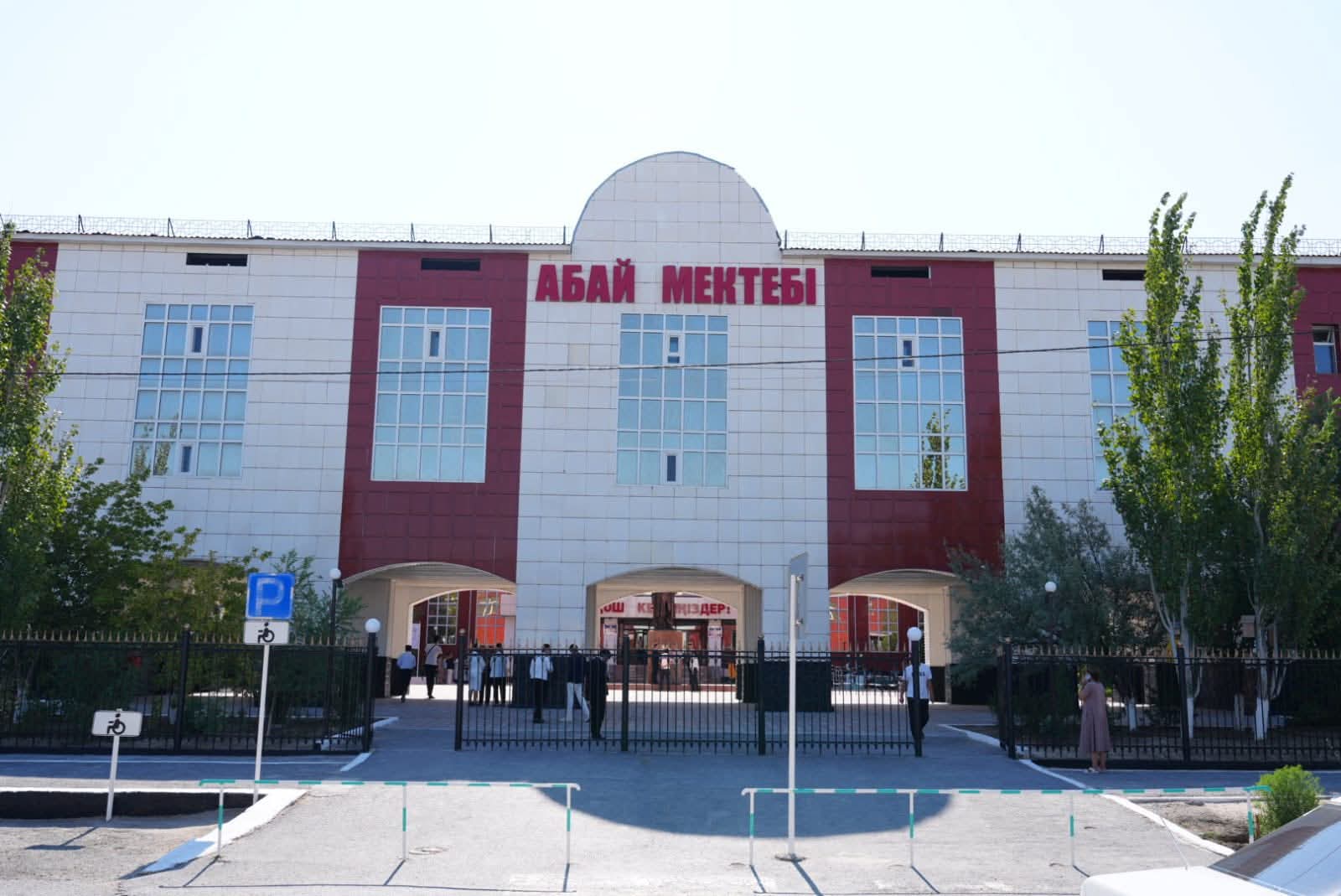 قىزىلوردادا اباي قۇنانباي ۇلىنىڭ ەسكەرتكىشىنە گۇل شوقتارى قويىلدى