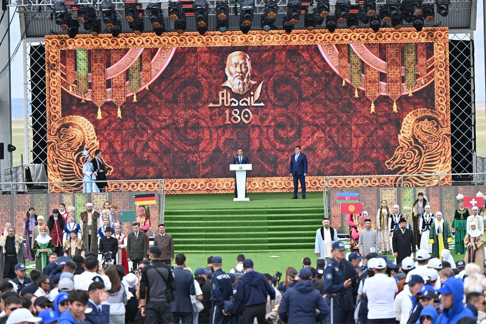 اباي – الەمدىك دەڭگەيدەگى تۇلعا: مەملەكەت باسشىسىنىڭ 180 جىلدىق مەرەيتويعا ارنالعان قۇتتىقتاۋىن سەنات توراعاسى وقىدى