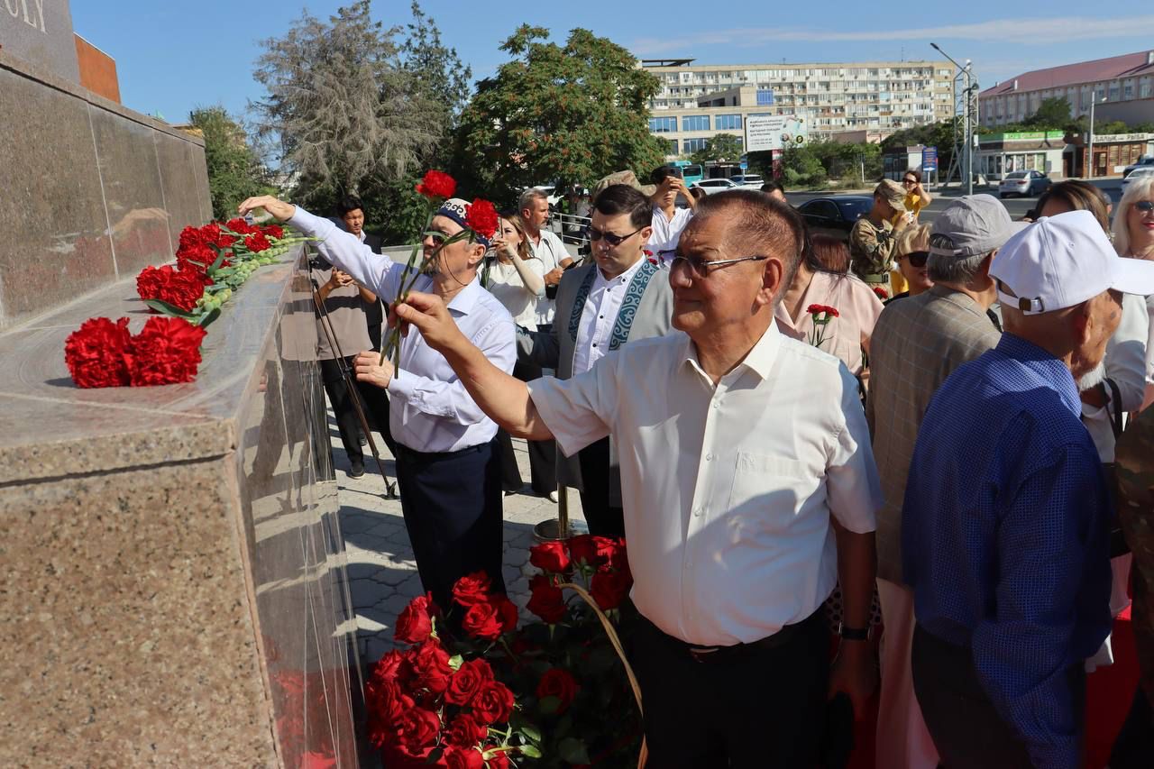 اقتاۋ قالاسىندا اباي ەسكەرتكىشىنە گۇل شوقتارى قويىلدى