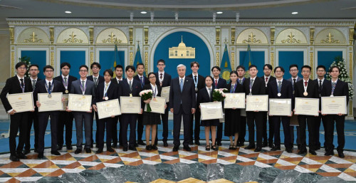 پرەزيدەنت دارىندى وقۋشىلارعا قارجىلاي سىياقى تابىستادى