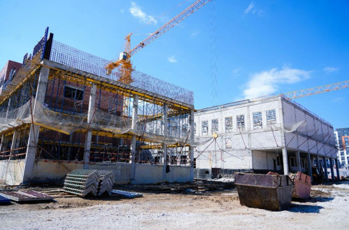 پرەمەر-مينيستر مەكتەپتەردىڭ قۇرىلىسىن سوزىپ جىبەرگەندەردى سىنعا الدى