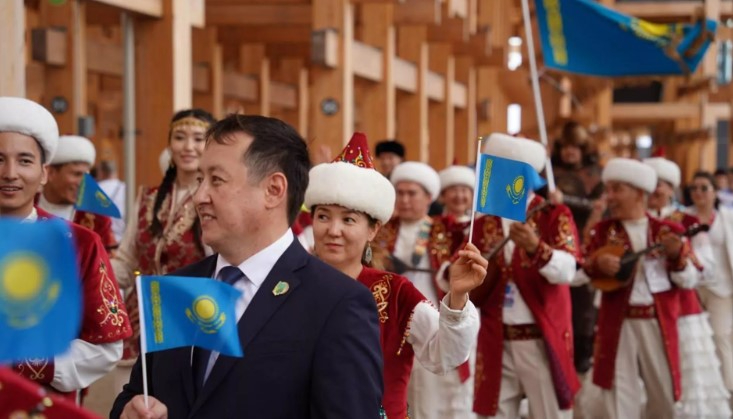 جاپونيادا بايراعىمىز جەلبىرەدى