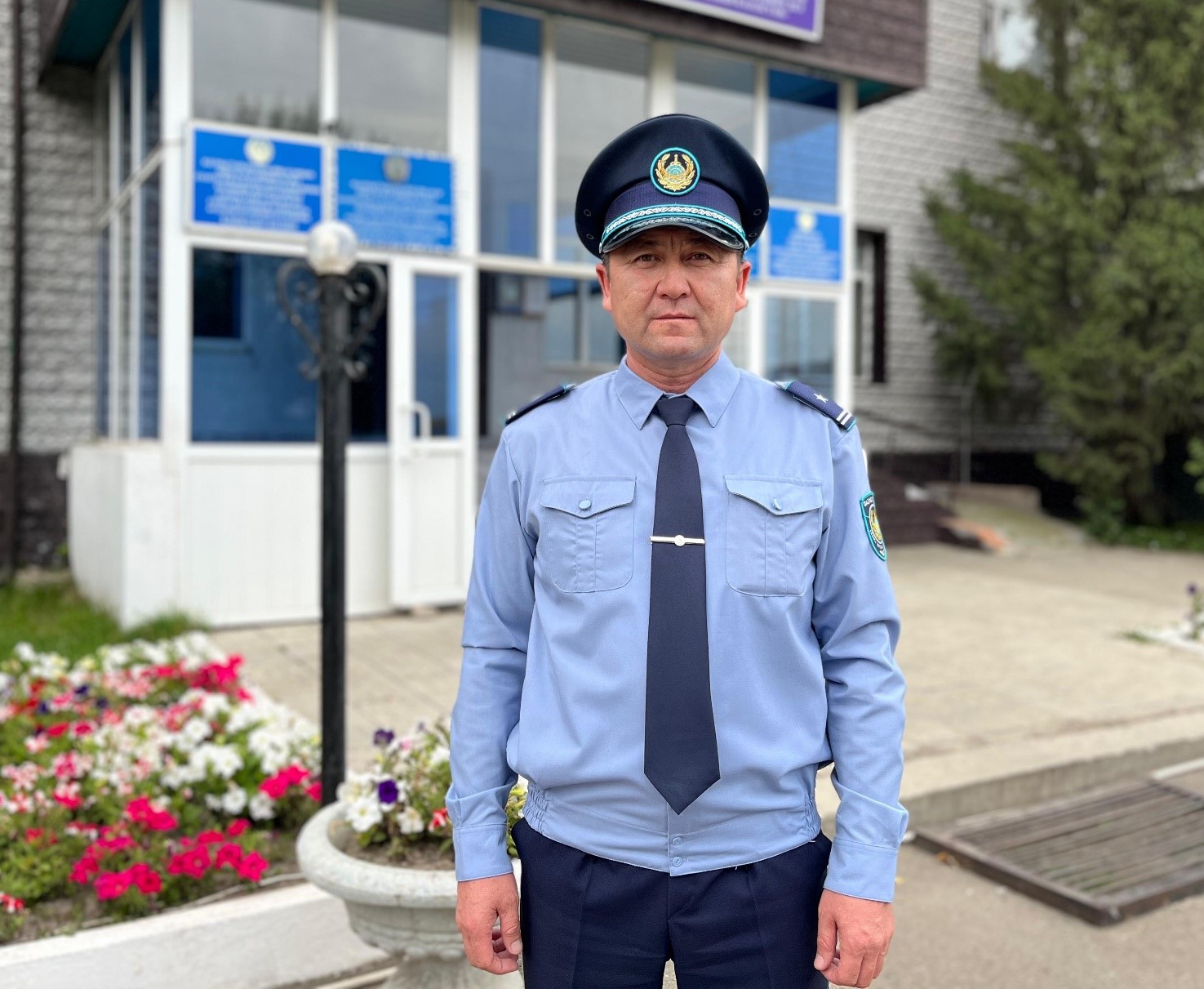 پوليتسيا قىزمەتكەرى ەكى ادامدى اجالدان الىپ قالدى