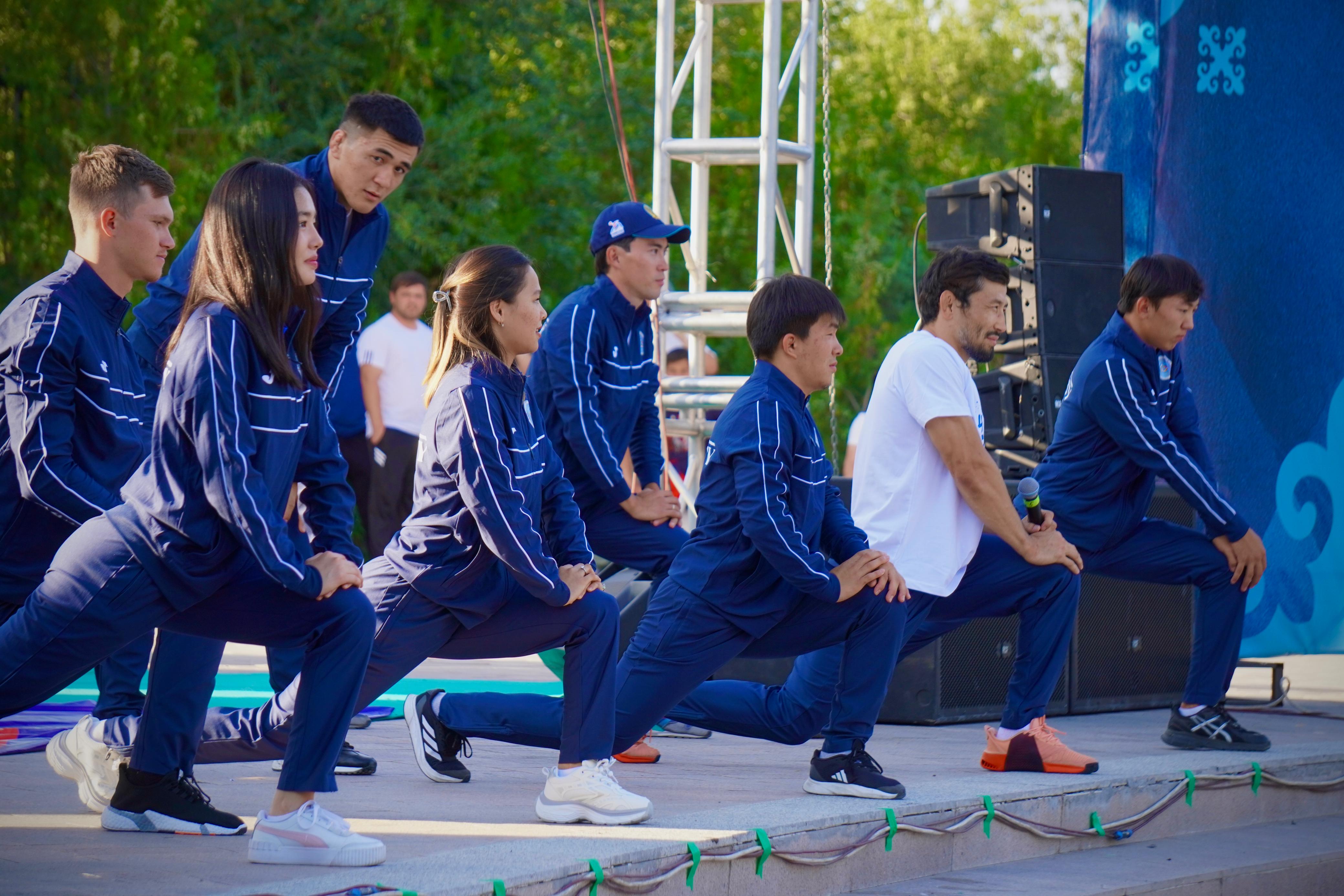 قوناەۆتا چەمپيوندار مەن جاستار ءبىر الاڭدا جاتتىقتى