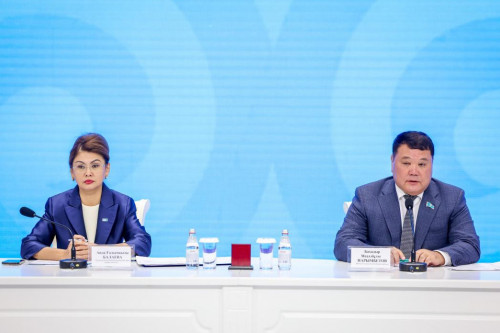 ايدا بالاەۆا شىمكەنت قالاسىنىڭ تۇرعىندارىمەن كەزدەستى