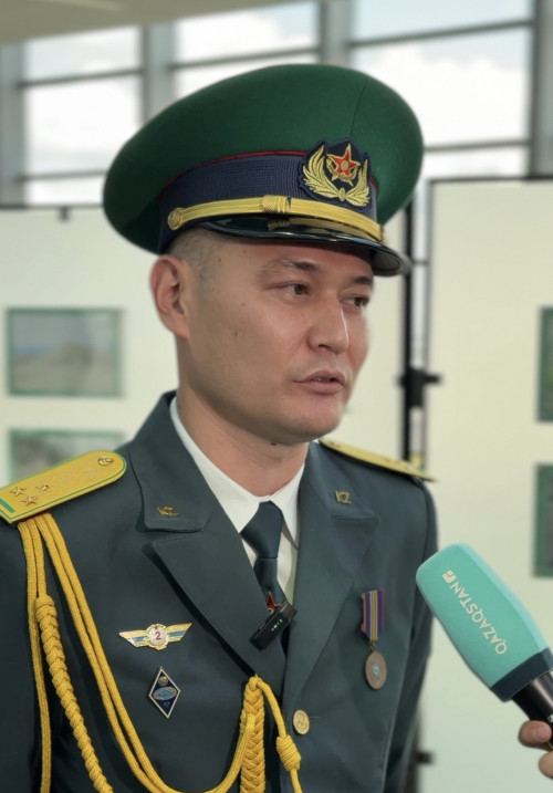 قارۋ مەن فوتواپپاراتتى قاتار ۇستاعان شەكاراشى