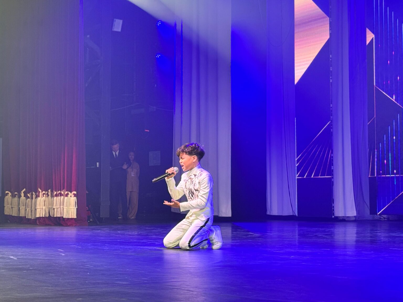 قوستانايدا «التىن ميكروفون» حالىقارالىق بايقاۋى باستالدى