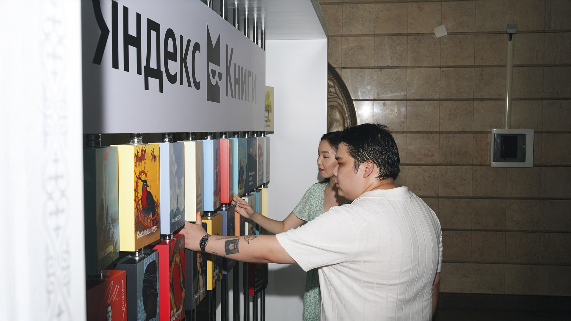 جاس سۋرەتشىلەر قازاق كلاسسيكاسى كىتاپتارىن جاڭاشا قىرىنان تانىتتى