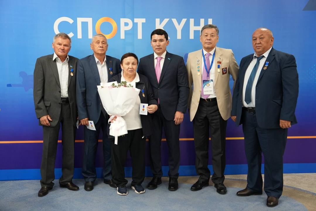 ەربول مىرزابوسىنوۆ كاسىبي مەرەكە قارساڭىندا سپورت ارداگەرلەرىمەن كەزدەستى